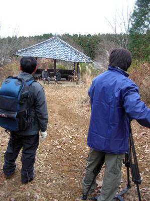 傾いた東屋の下の職人さんご夫婦。素敵です