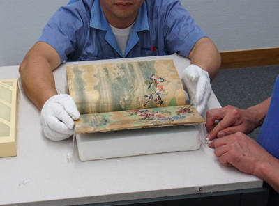 奈良絵本の展示作業
