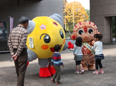 来館者に囲まれる未来くんとみーたん